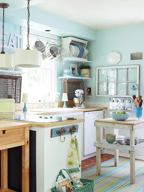 Căn bếp tuy rất nhiều đồ đạc nhưng vẫn tạo cảm giác dễ chịu với tông màu xanh lơ.