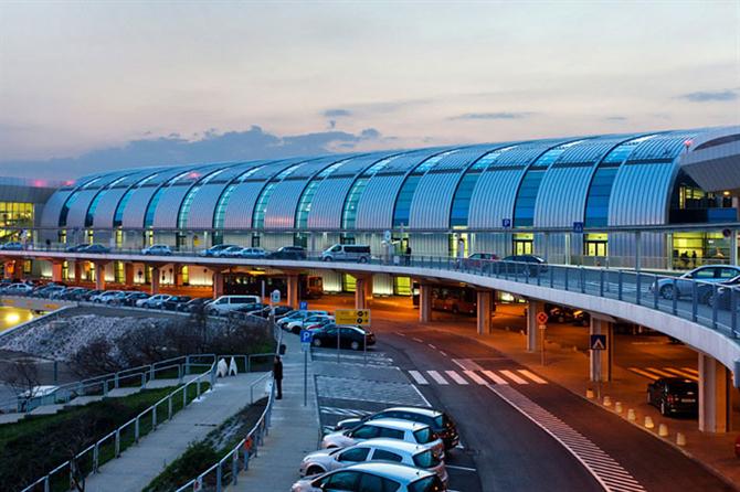 Độc đáo với kiến trúc nhà ga sân bay ở Budapest